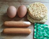 Foto langkah ke 1 dari resep Omelet Mie Sosis.