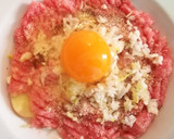 Foto del paso 2 de la receta: Hamburguesa de cerdo con guisantes