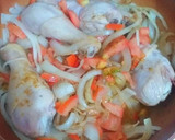 Foto del paso 4 de la receta: Muslos de pollo en salsa ligera cebollas y toque de especias