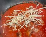 Hình bước làm 3 của món Nui lứt xào bò và nấm kim châm