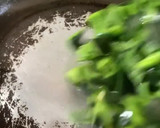 Foto del paso 2 de la receta: Chuleta de res con salsa de chile pasilla y pimiento verde