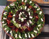 Une image de l'étape 18 de Trio de salades (frisée,roquette,cresson) tomate,oignon rouge et chorizo noir à la feta.