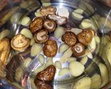 (電鍋)香菇蒜頭雞湯的食譜步驟1照片