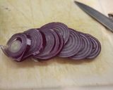 Foto del paso 1 de la receta: Cebolla morada rebajada