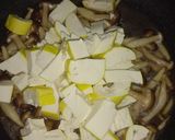 รูปขั้นตอนการทำที่ 4 ของ ผัดเห็ดใส่เต้าหู้เหลืองนิ่ม (Stir-Fried Mushrooms with Soft Yellow Tofu)