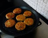 A picture of step 8 of Allu kay chapli kabab.