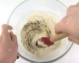 Foto del paso 3 de la receta: Masa de pizza fina sin levadura y sin reposo muy fácil (aromatizada) + trucos