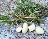 Une image de l'étape 1 de Huile d'olive parfumé au romarin et ail.