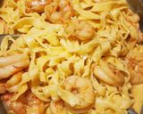 Foto del paso 6 de la receta: Tagliatelli al huevo con crema y langostinos