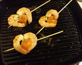 Foto del paso 3 de la receta: Ensalada con brochetas de gamba