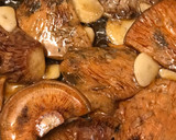 Foto del paso 5 de la receta: Rovellons y esclatasangs(Níscalos) al ajillo