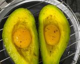 Hình bước làm 4 của món Rau Củ Quả nướng 🥑: Bơ nướng trứng và thịt muối