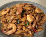 Foto langkah ke 8 dari resep Kwetiau Udang Sosis.