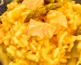 Foto del paso 5 de la receta Risotto de salmón y espárragos con su caldo a mi manera