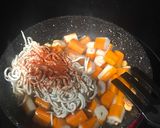 Foto del paso 5 de la receta Revuelto de gulas y bocas de mar (surimi)