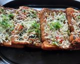 A picture of step 8 of Garlic Brown Bread mix vegetables cheese mini bread pizza.