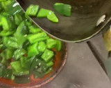 Foto del paso 3 de la receta: Chuleta de res con salsa de chile pasilla y pimiento verde