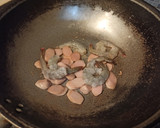Foto langkah ke 4 dari resep Kwetiau Udang Sosis.