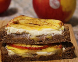 Foto del paso 3 de la receta: Tostada de queso crema y manzana en freidora de aire 🍎