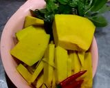 รูปขั้นตอนการทำที่ 1 ของ ฟักทองโหระพาผัดไข่