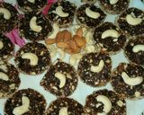 काजू-बादाम खजूर रोल (kaju badam khajur roll recipe in marathi) रेसिपी स्टेप 5 फोटो