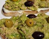 Foto del paso 5 de la receta: Montaditos de queso con crema de aguacate y atún