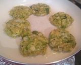 Foto del paso 4 de la receta: Tortitas de brócoli y coliflor horneadas y doradas