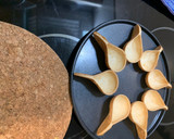 Foto del paso 3 de la receta: Crujiletas de salmón ahumado y aguacate