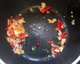 รูปขั้นตอนการทำที่ 2 ของ ข้าวกะเพราเครื่องในไก่ ไข่ดาว