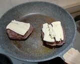 Foto del passaggio 13 della ricetta Hamburger al tartufo, funghi porcini, brie e salsa all'aglio