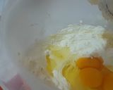 Foto langkah ke 2 dari resep Easy Buttercream Cupcake.