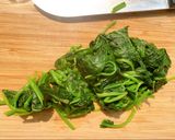A picture of step 5 of Cooked spinach seasoned with sweet sesame sauce.
