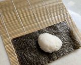 Foto del passaggio 10 della ricetta Sushi con cetriolo "Kappa-maki"