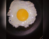 A picture of step 8 of Aisha's Special stir fry noodles with minced meat and sunny side up egg.