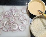 A picture of step 2 of Crunchy Onion Rings.