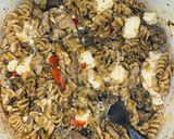 Foto del paso 7 de la receta: Fideos integrales con salteado de cerdo, verduras y queso cremoso