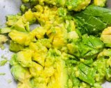 Foto langkah ke 1 dari resep Avocado spread.