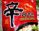 รูปขั้นตอนการทำที่ 1 ของ มาม่ารสเผ็ดเกาหลีหมูสับกับยอดอ่อนถั่วเขียว