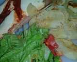 Foto del paso 5 de la receta: Matambre a la pizza con papas al horno y ensalada