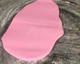 Foto del paso 8 de la receta: 🎂Bizcochuelo con pasta de cobertura (fondant) y tips☁️🌈💜🤍