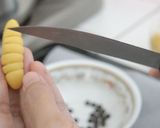 Foto langkah ke 3 dari resep Putri Salju Ulat Daun | Crunchy Kacang Mede.
