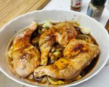 Une image de l'étape 2 de Cuisses de poulet sur oignons au four sucré/salé.