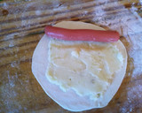Foto del paso 5 de la receta: Salchichas con puré envueltos. Con masa casera y papas al horno