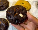 صورة لخطوة 8 من وصفة كوكيز نيويورك دبل تشوكلت (بحشو الشوكلت سبريد) 🍪