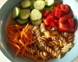 Hình bước làm 2 của món Salad Nui với Ức gà Sốt sữa chua 🥗