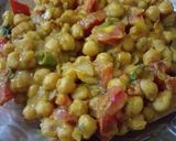 A picture of step 5 of Dahi chana chat.