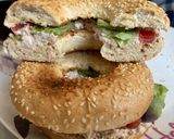 Une image de l'étape 3 de Bagel thon tomate salade.