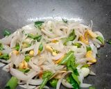 A picture of step 4 of Rava/Suji khichdi.