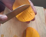 Foto del paso 1 de la receta: Ensalada de surimi con aguacate y mango