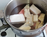 Foto del paso 3 de la receta: Cocido granadino de chícharos con col y morcilla de cebolla